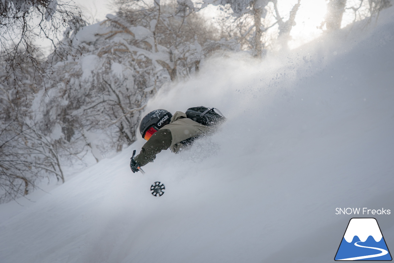 サッポロテイネ｜プロスキーヤー・中西太洋さんが、今季 SNOW Freaks 初登場。コンディション良好なゲレンデ＆パウダーを滑る、そして、撮る！